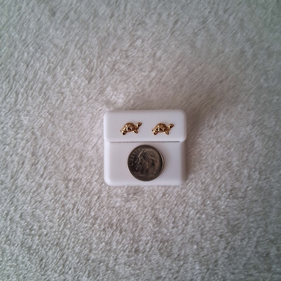 14k Solid Glod Dainty Studs With Rubber Pushbacks